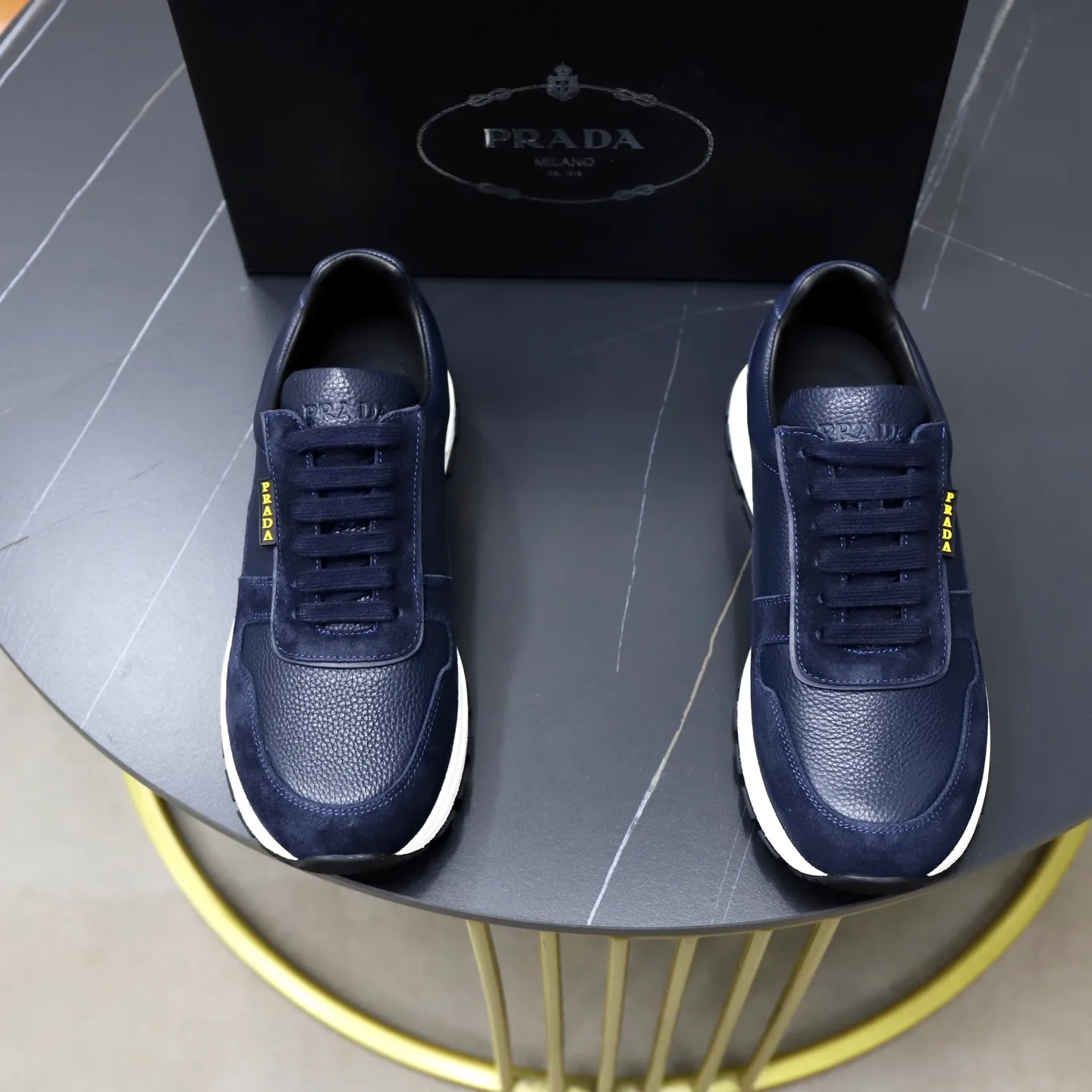 Factory price: 740💰Top original order Brand: PRADA (Prada) Standard code: Men's size 38/44 (45 can be customized) Grade: Same as the official website Material: Original cowhide stitching imported cowhide lining Original combination two-color wear-resistant soft outsole Style category: Leisure and sports version Young fashion European and American trend British style Color: Real picture color